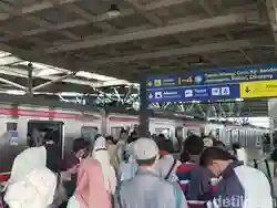 KRL Menjadi Pilihan Utama Warga sebagai Angkutan ke Tempat Wisata selama Libur Lebaran
